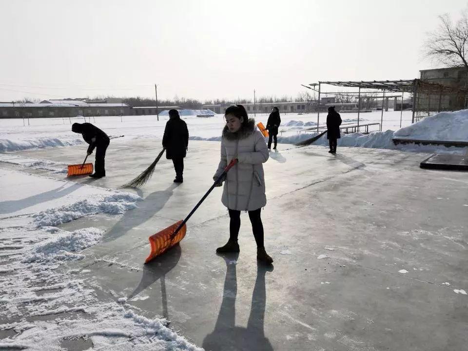 冰雪大世界盛大开园，游客裹棉被排队冬日奇观