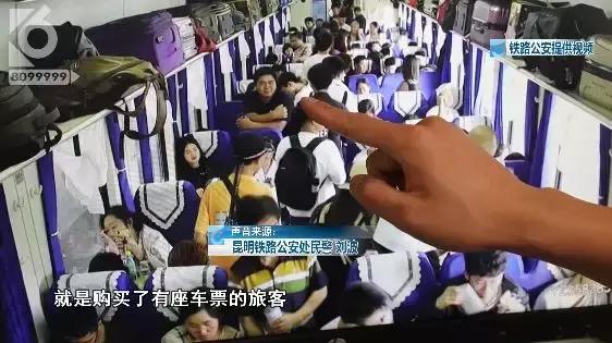 男子地铁早高峰售卖座位背后的故事