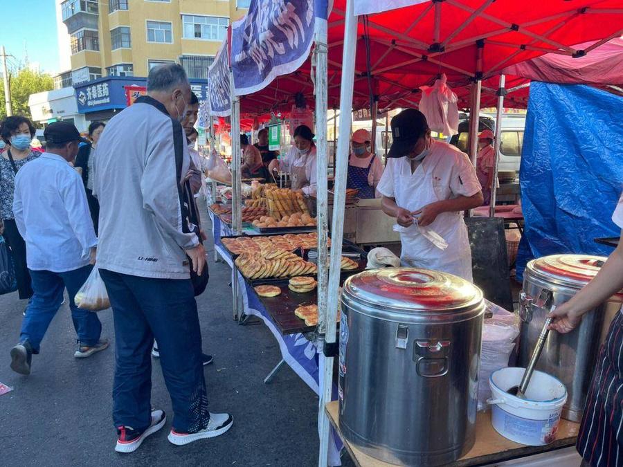 三位女生早餐摊用餐争议，撵走与道歉的背后探讨