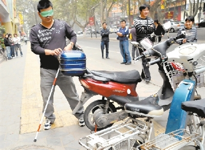 盲人愤怒之下推倒占用盲道的电动车，呼吁关注无障碍出行权益