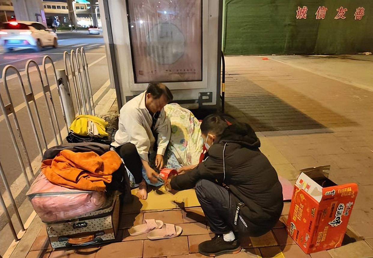 善良之心，女子收养流浪汉，男子弟弟感恩致谢