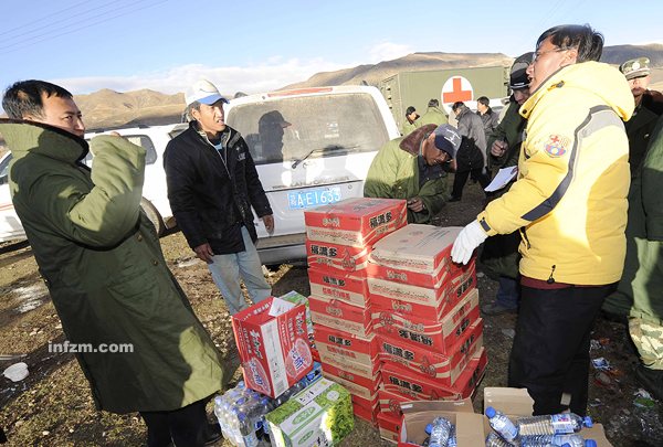 暖心奶茶可乐抵达西藏地震灾区，传递温暖与关怀