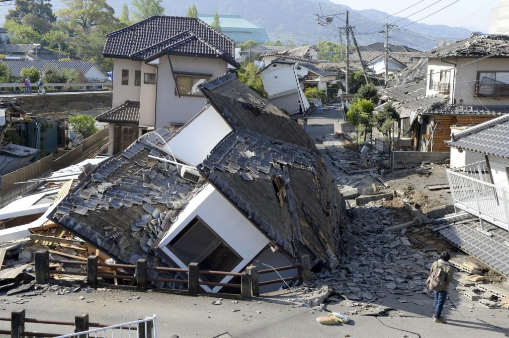 日本遭遇火山喷发与地震接连考验