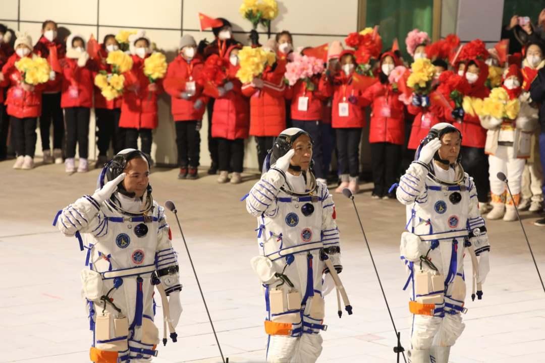 神十九航天员在中国空间站送上跨越星辰的温馨祝福