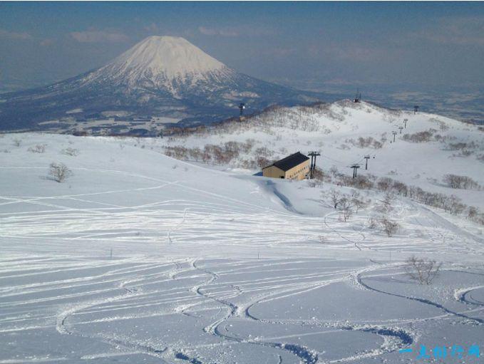 日本北海道某市遭遇罕见积雪，深度惊人达1.2米