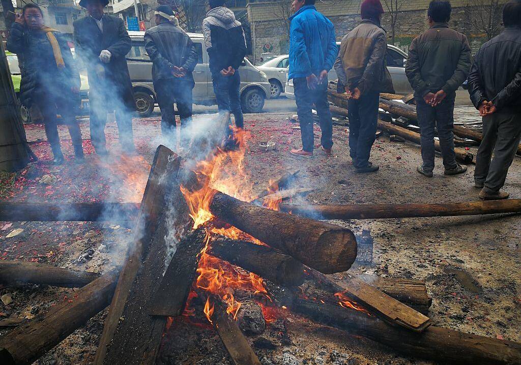 众人烧柴烤火遭遇突发爆炸