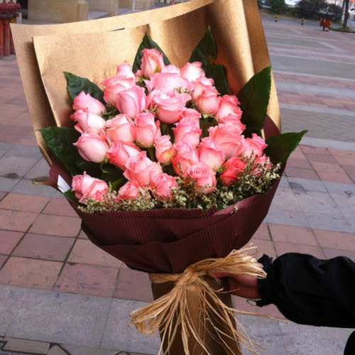 女子生日收万元花束却发霉，礼物背后的情感价值反思