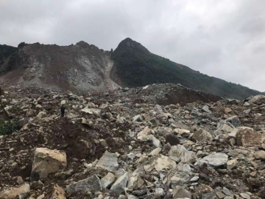 贵州山体垮塌瞬间，土石倾泻惊人场景曝光