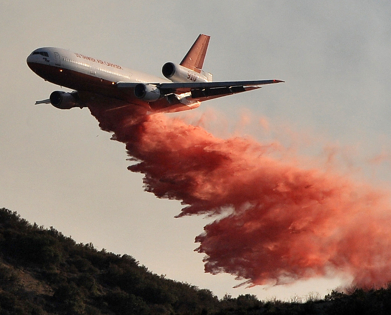 美国快递飞机紧急喷火事件引发航空安全热议