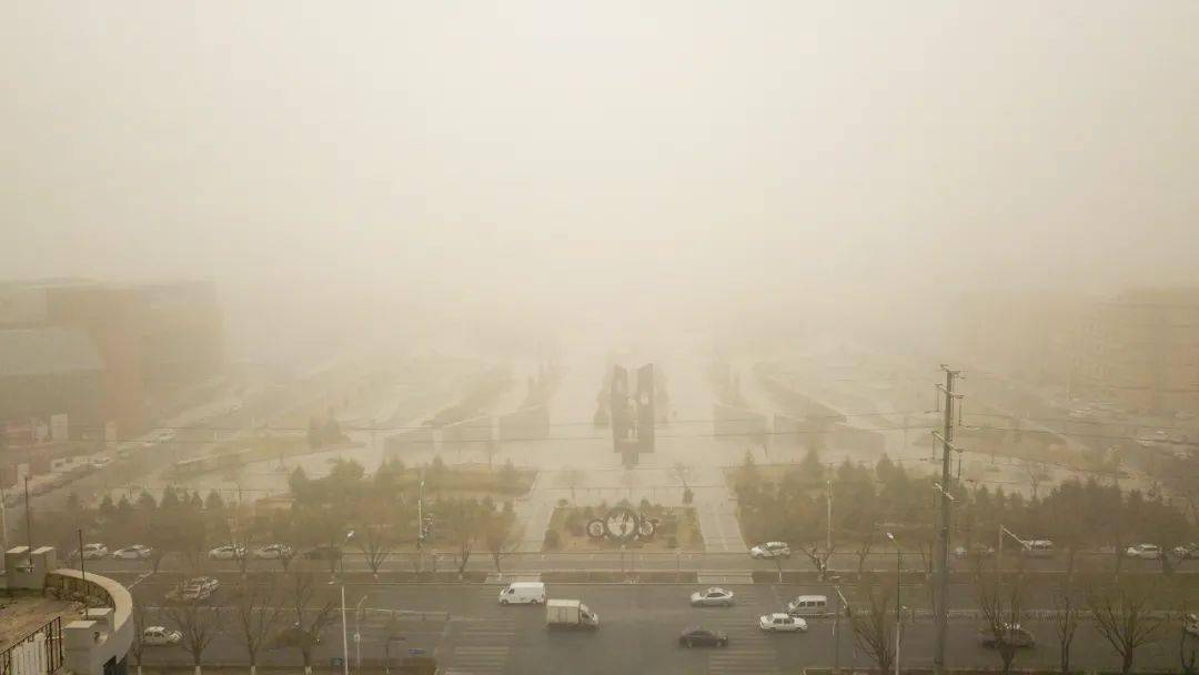 雨雪大风沙尘齐袭，极端天气的挑战及应对策略